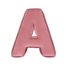 Carica l&#39;immagine nel visualizzatore di Gallery, Cuscino Lettera In Velluto Rosa Cipria
