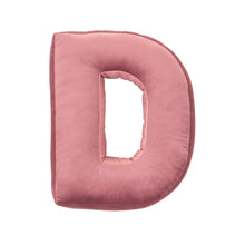 Carica l&#39;immagine nel visualizzatore di Gallery, Cuscino Lettera In Velluto Rosa Cipria
