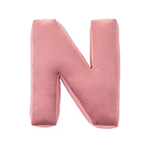 Carica l&#39;immagine nel visualizzatore di Gallery, Cuscino Lettera In Velluto Rosa Cipria
