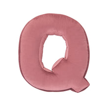 Carica l&#39;immagine nel visualizzatore di Gallery, Cuscino Lettera In Velluto Rosa Cipria
