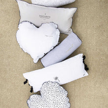 Carica l&#39;immagine nel visualizzatore di Gallery, Cuscino Cuore  50x51 - Happy Just Because
